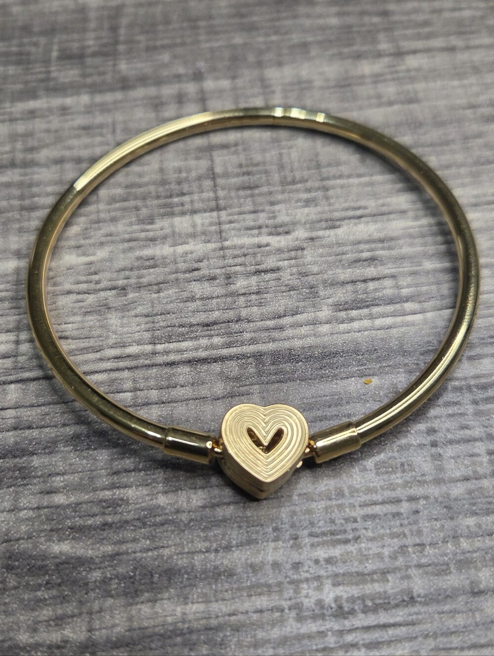 Authentic Pandora Radiating Heart Clasp Bangle 14k gold plating